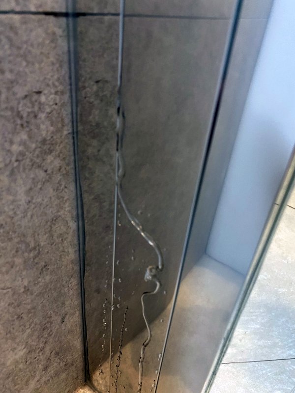 BAU.DE / BAU-Forum: 1. Bild zu Frage "Dusche zwischen Alurahmen undicht" im BAU-Forum "Sanitär, Bad, Dusche, WC" BAU.DE / BAU-Forum: 1. Bild zu Frage "Dusche zwischen Alurahmen undicht" im BAU-Forum "Sanitär, Bad, Dusche, WC"