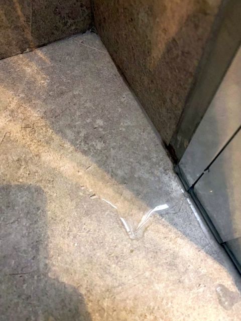 BAU.DE / BAU-Forum: 2. Bild zu Frage "Dusche zwischen Alurahmen undicht" im BAU-Forum "Sanitär, Bad, Dusche, WC" BAU.DE / BAU-Forum: 2. Bild zu Frage "Dusche zwischen Alurahmen undicht" im BAU-Forum "Sanitär, Bad, Dusche, WC"