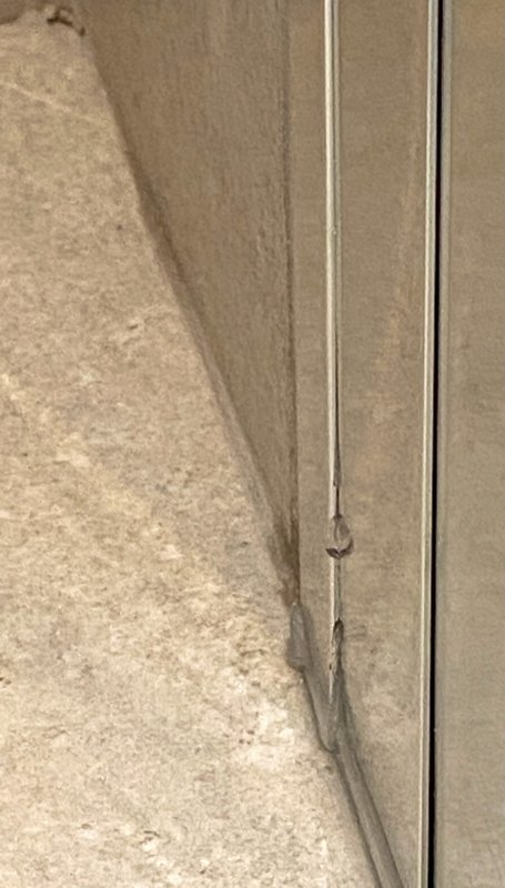 BAU.DE / BAU-Forum: 3. Bild zu Frage "Dusche zwischen Alurahmen undicht" im BAU-Forum "Sanitär, Bad, Dusche, WC" BAU.DE / BAU-Forum: 3. Bild zu Frage "Dusche zwischen Alurahmen undicht" im BAU-Forum "Sanitär, Bad, Dusche, WC"