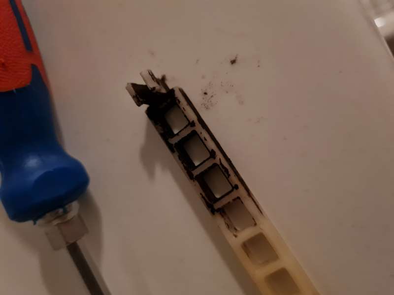 BAU.DE / BAU-Forum: 1. Bild zu Antwort "Stift ausgehängt" auf die Frage "Toilettenspülung rinnselt: Ursachen für schwachen Druck & Lösungen für Unterputz-Spülkästen?" im BAU-Forum "Sanitär, Bad, Dusche, WC" BAU.DE / BAU-Forum: 1. Bild zu Antwort "Stift ausgehängt" auf die Frage "Toilettenspülung rinnselt: Ursachen für schwachen Druck & Lösungen für Unterputz-Spülkästen?" im BAU-Forum "Sanitär, Bad, Dusche, WC"