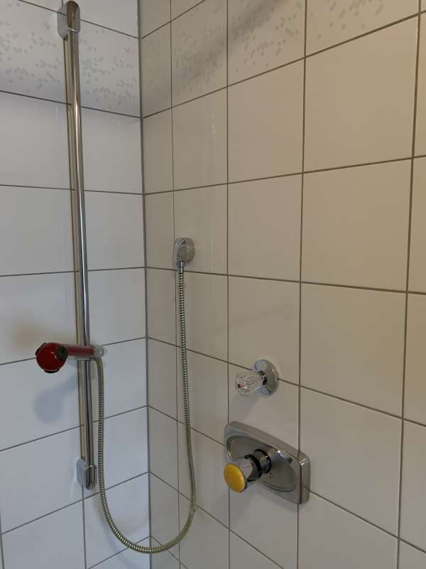 BAU.DE / BAU-Forum: 1. Bild zu Frage "Welche Dusch-Armatur brauche ich hierfür (siehe Foto)?" im BAU-Forum "Sanitär, Bad, Dusche, WC" BAU.DE / BAU-Forum: 1. Bild zu Frage "Welche Dusch-Armatur brauche ich hierfür (siehe Foto)?" im BAU-Forum "Sanitär, Bad, Dusche, WC"