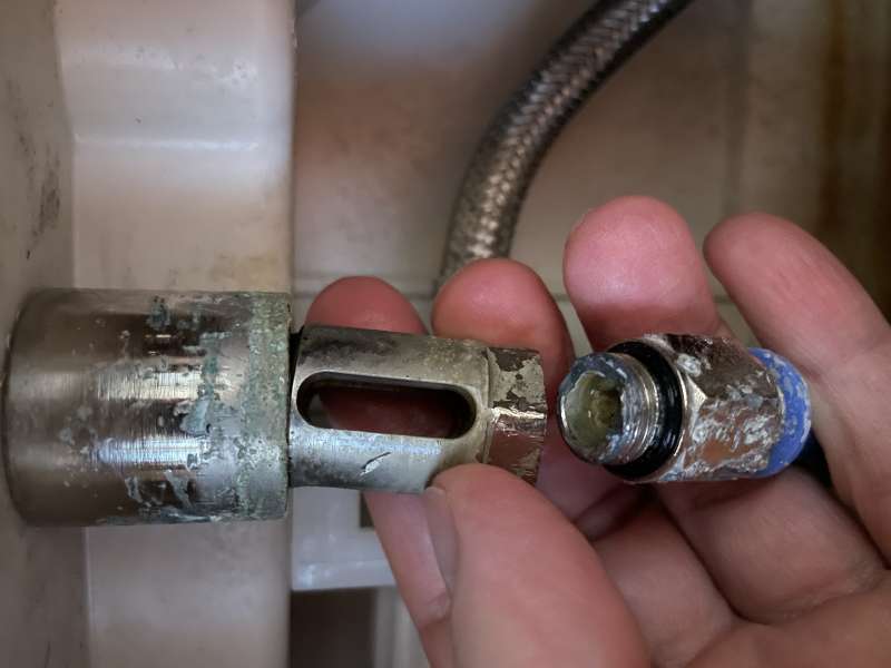 BAU.DE / BAU-Forum: 2. Bild zu Frage "Schlauchanschluss vom Dusch-WC" im BAU-Forum "Sanit&auml;r, Bad, Dusche, WC"