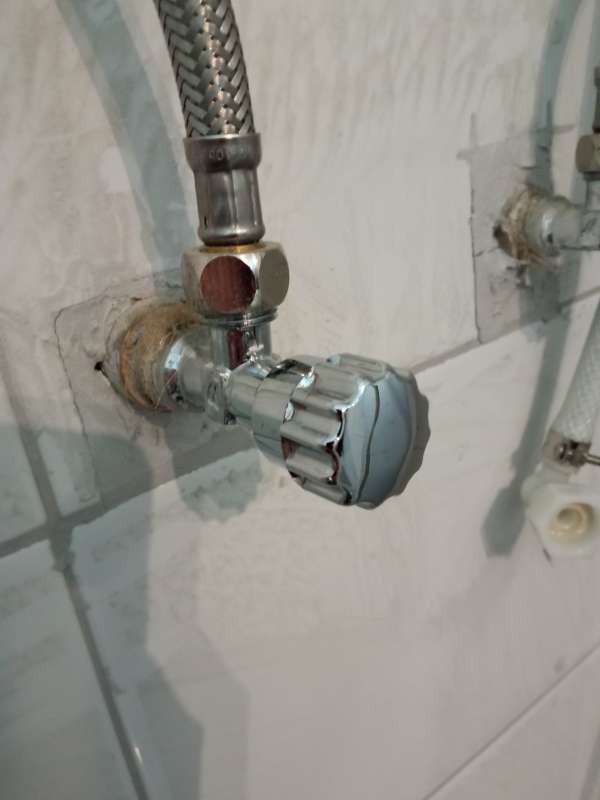 BAU.DE / BAU-Forum: 1. Bild zu Frage "Dusche ist undicht" im BAU-Forum "Sanit&auml;r, Bad, Dusche, WC"