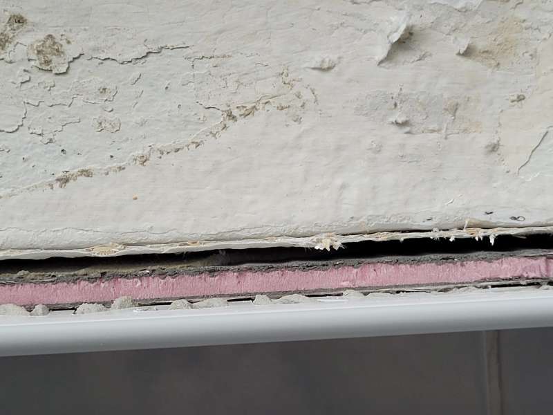 BAU.DE / BAU-Forum: 3. Bild zu Frage "Schimmel unter Fliesen: Ursachen erkennen, Gefahren beurteilen & Sanierung planen" im BAU-Forum "Sanit&auml;r, Bad, Dusche, WC"