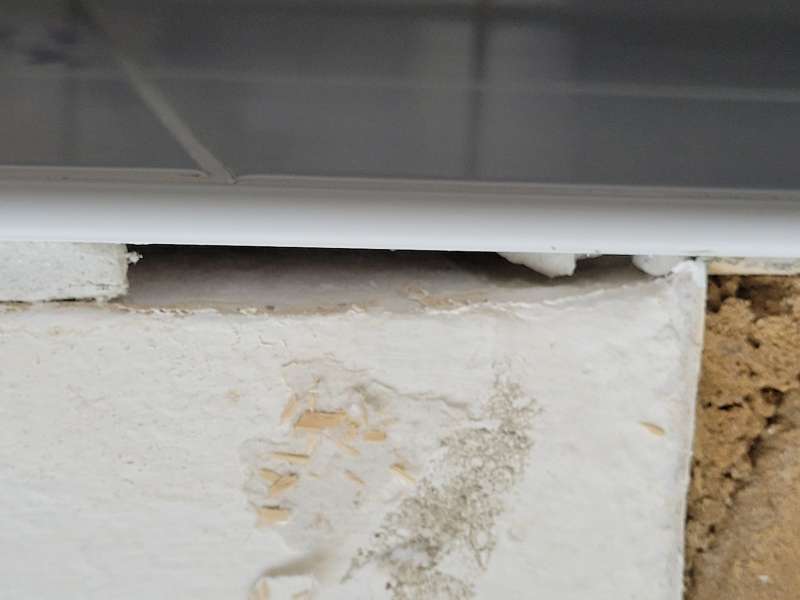 BAU.DE / BAU-Forum: 4. Bild zu Frage "Schimmel unter Fliesen: Ursachen erkennen, Gefahren beurteilen & Sanierung planen" im BAU-Forum "Sanit&auml;r, Bad, Dusche, WC"