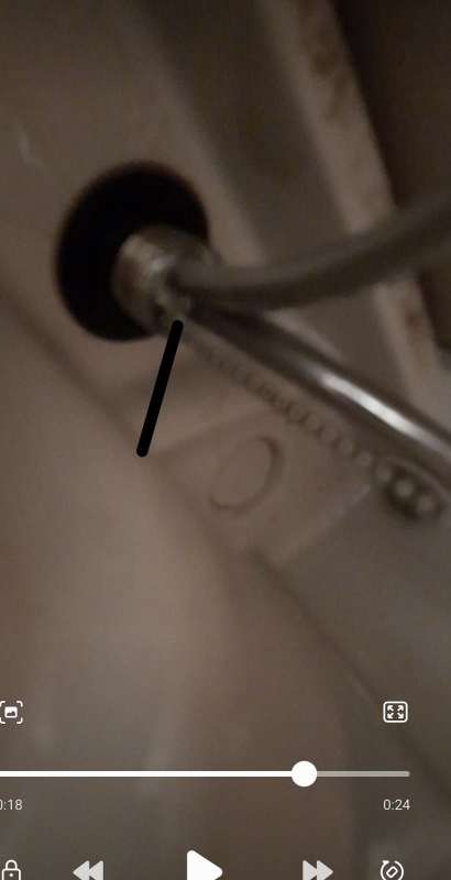 BAU.DE / BAU-Forum: 1. Bild zu Frage "Tropfung unterhalb des Waschbeckens" im BAU-Forum "Sanit&auml;r, Bad, Dusche, WC"