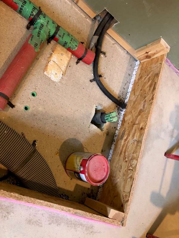 BAU.DE / BAU-Forum: 2. Bild zu Frage "Duschwanne in Wannentr&auml;ger oder auf Untergestell" im BAU-Forum "Sanit&auml;r, Bad, Dusche, WC"