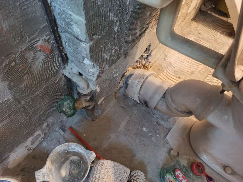 BAU.DE / BAU-Forum: 1. Bild zu Frage "Rohrverbindung altes Gussrohr WC Abfluss" im BAU-Forum "Sanit&auml;r, Bad, Dusche, WC"