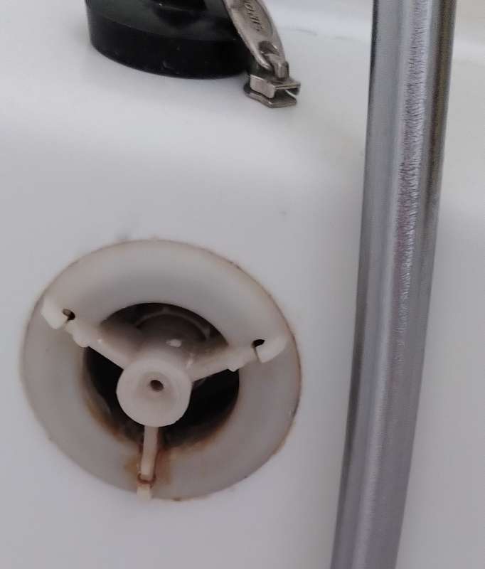 BAU.DE / BAU-Forum: 1. Bild zu Frage "Abdeckung &Uuml;berlauf Badewanne" im BAU-Forum "Sanit&auml;r, Bad, Dusche, WC"