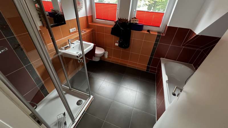 BAU.DE / BAU-Forum: 1. Bild zu Antwort "Problem mit fehlendem Gef&auml;lle" auf die Frage "Badsanierung: Dusche, Waschbecken, WC erneuern &ndash; 12.000 &euro; Angebot realistisch?" im BAU-Forum "Sanit&auml;r, Bad, Dusche, WC"