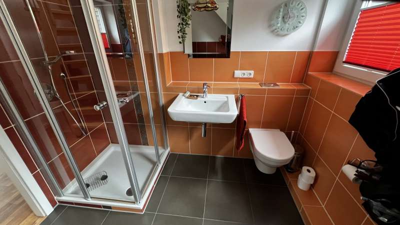 BAU.DE / BAU-Forum: 2. Bild zu Antwort "Problem mit fehlendem Gef&auml;lle" auf die Frage "Badsanierung: Dusche, Waschbecken, WC erneuern &ndash; 12.000 &euro; Angebot realistisch?" im BAU-Forum "Sanit&auml;r, Bad, Dusche, WC"