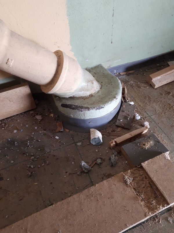 BAU.DE / BAU-Forum: 1. Bild zu Frage "Gussrohr seltsamer Anschluss am Kellerboden" im BAU-Forum "Sanit&auml;r, Bad, Dusche, WC"