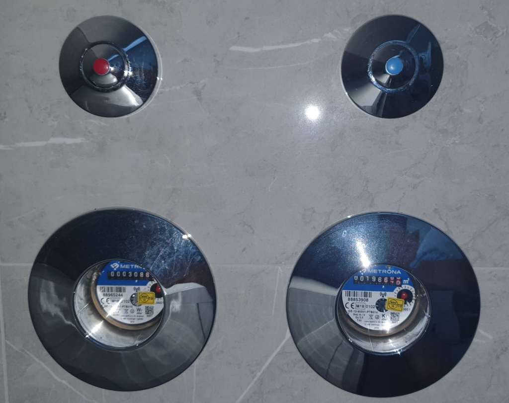 BAU.DE / BAU-Forum: 1. Bild zu Frage "Identifikation von Sanitärarmaturen: Rote und blaue Knöpfe an Wasseranschlüssen" im BAU-Forum "Sanit&auml;r, Bad, Dusche, WC"