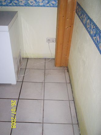 BAU.DE / BAU-Forum: 1. Bild zu Antwort "Feuchte Wand: R&uuml;ckseite im Wirtschaftsraum &ndash; Erste Bilder" auf die Frage "Nasse Innenwand Ursache unklar: Was tun bei Feuchtigkeit, Schimmel & Wasserschaden?" im BAU-Forum "Modernisierung / Sanierung / Bausch&auml;den"