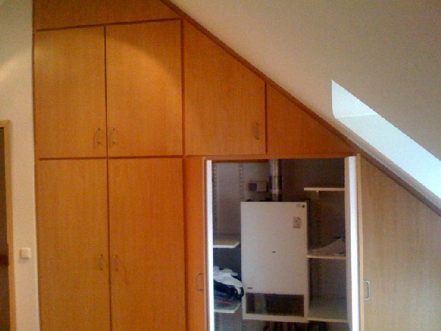 BAU.DE / BAU-Forum: 1. Bild zu Antwort "Foto: Schrank mit Gastherme &ndash; T&uuml;renverkleidung sichtbar" auf die Frage "Styropor schneiden: Anleitung, Tipps & Werkzeuge f&uuml;r saubere Kanten?" im BAU-Forum "Modernisierung / Sanierung / Bausch&auml;den"