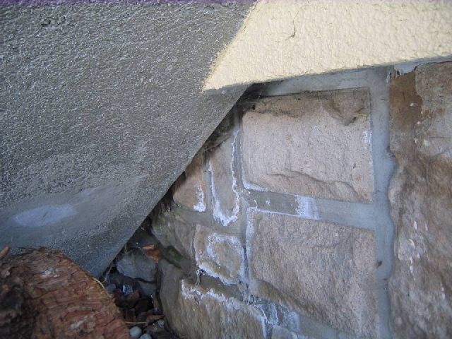 BAU.DE / BAU-Forum: 1. Bild zu Antwort "Sandstein-Sanierung: Fertigteil-Treppe und Sockel-M&ouml;rtel" auf die Frage "Wei&szlig;e R&auml;nder auf Sandstein nach Betontreppe: Ursachen & L&ouml;sungen?" im BAU-Forum "Modernisierung / Sanierung / Bausch&auml;den"