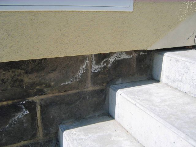 BAU.DE / BAU-Forum: 1. Bild zu Antwort "Zus&auml;tzliches Bild: Schadensbild Sandstein-Mauerwerk" auf die Frage "Wei&szlig;e R&auml;nder auf Sandstein nach Betontreppe: Ursachen & L&ouml;sungen?" im BAU-Forum "Modernisierung / Sanierung / Bausch&auml;den"