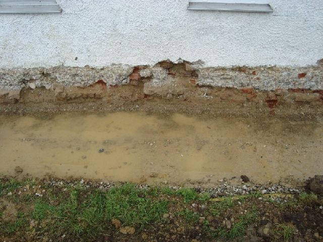 BAU.DE / BAU-Forum: 1. Bild zu Antwort "Mauer Unterfangen: Feuchtigkeitssch&auml;den, Drainage & Alternativen" auf die Frage "Mauer unterfangen in Bayern: Kosten, Ablauf & Fachfirmen f&uuml;r Altbau?" im BAU-Forum "Modernisierung / Sanierung / Bausch&auml;den"