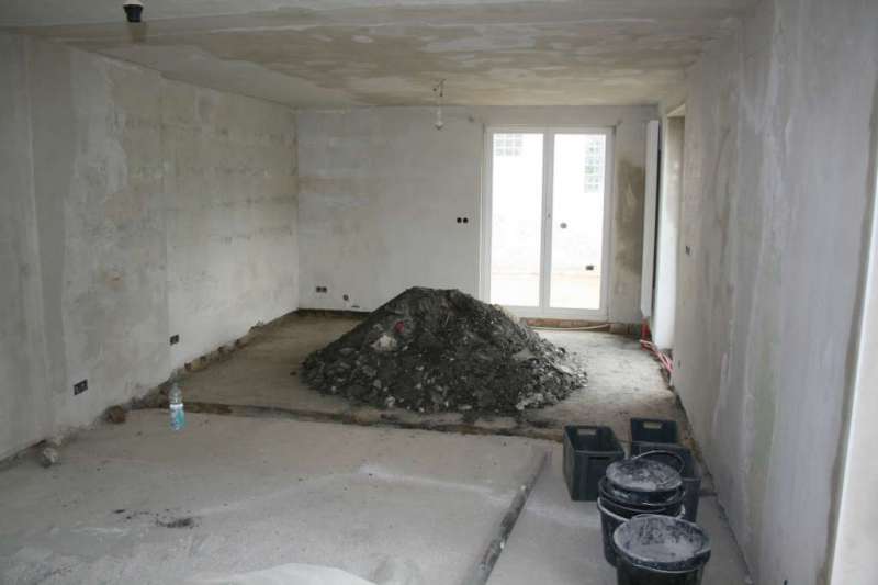 BAU.DE / BAU-Forum: 1. Bild zu Antwort "Schimmelbeseitigung: Ausbau, Desinfektion, Trocknung, Neuaufbau" auf die Frage "Schimmelsanierung unter Estrich: Ursachen, Ablauf, Kosten & Risiken?" im BAU-Forum "Modernisierung / Sanierung / Bausch&auml;den"