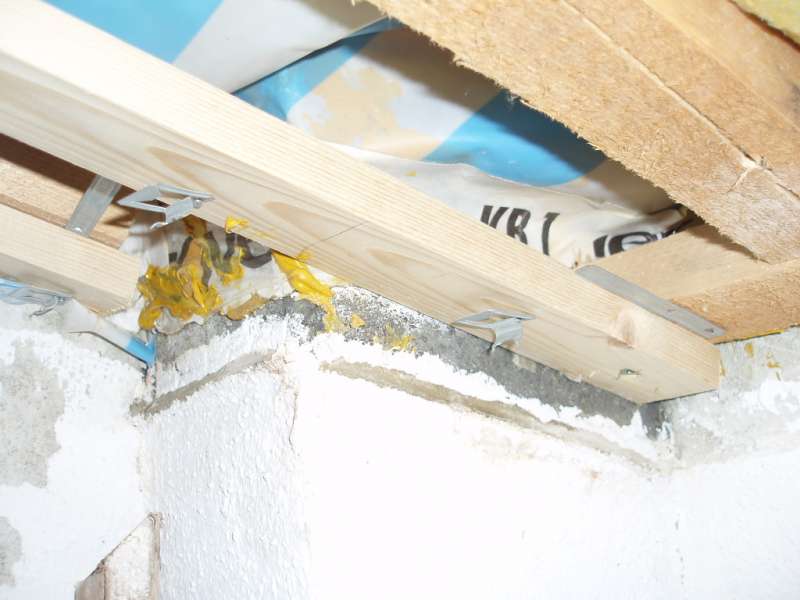 BAU.DE / BAU-Forum: 3. Bild zu Antwort "D&auml;mmung am Kamin: Zustand hinter der Dampfbremse pr&uuml;fen!" auf die Frage "Schwarze Verf&auml;rbung am Kamin der Brennwerttherme: Ursachen, Risiken & Sanierung?" im BAU-Forum "Modernisierung / Sanierung / Bausch&auml;den"