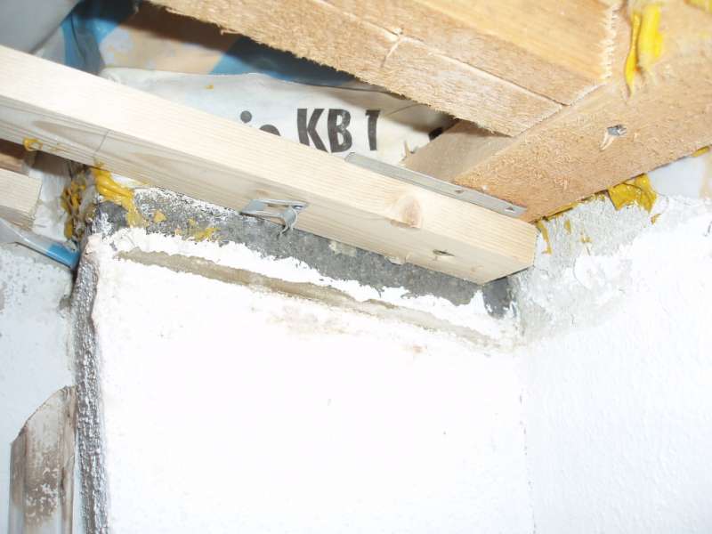 BAU.DE / BAU-Forum: 4. Bild zu Antwort "D&auml;mmung am Kamin: Zustand hinter der Dampfbremse pr&uuml;fen!" auf die Frage "Schwarze Verf&auml;rbung am Kamin der Brennwerttherme: Ursachen, Risiken & Sanierung?" im BAU-Forum "Modernisierung / Sanierung / Bausch&auml;den"