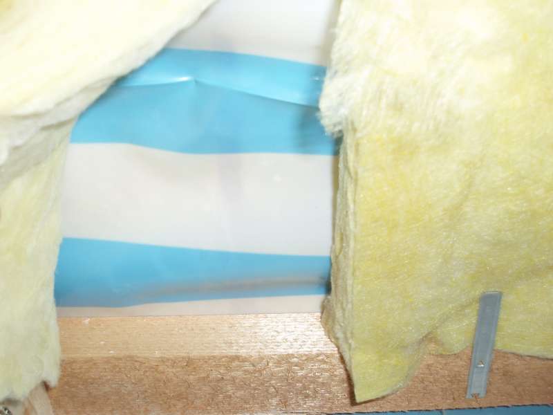 BAU.DE / BAU-Forum: 5. Bild zu Antwort "D&auml;mmung am Kamin: Zustand hinter der Dampfbremse pr&uuml;fen!" auf die Frage "Schwarze Verf&auml;rbung am Kamin der Brennwerttherme: Ursachen, Risiken & Sanierung?" im BAU-Forum "Modernisierung / Sanierung / Bausch&auml;den"