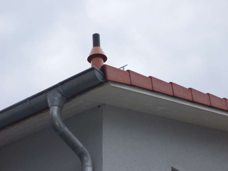 BAU.DE / BAU-Forum: 1. Bild zu Antwort "Dampfsperre pr&uuml;fen: Herstellerangaben zum Kamin-System beachten" auf die Frage "Schwarze Verf&auml;rbung am Kamin der Brennwerttherme: Ursachen, Risiken & Sanierung?" im BAU-Forum "Modernisierung / Sanierung / Bausch&auml;den"