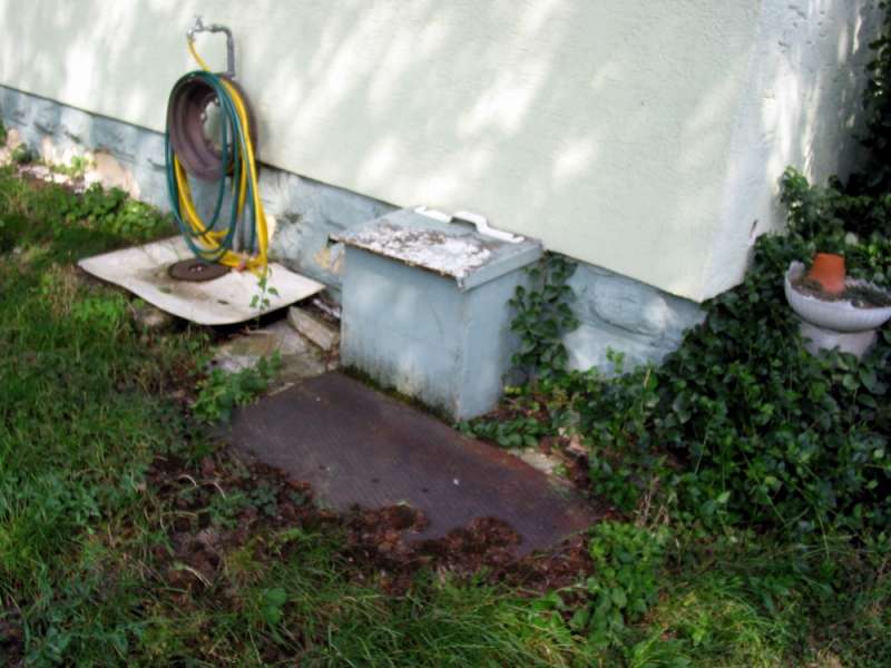 BAU.DE / BAU-Forum: 1. Bild zu Frage "Feuchte Wand im Altbau: Ursachen, Gefahren & Sanierung bei Klärgrube?" im BAU-Forum "Modernisierung / Sanierung / Bauschäden" BAU.DE / BAU-Forum: 1. Bild zu Frage "Feuchte Wand im Altbau: Ursachen, Gefahren & Sanierung bei Klärgrube?" im BAU-Forum "Modernisierung / Sanierung / Bauschäden"