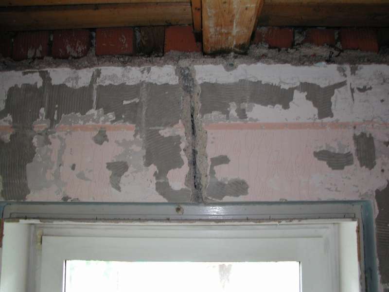 BAU.DE / BAU-Forum: 1. Bild zu Frage "Fensterzarge trägt Deckenlast/Dachlast? Risse im Putz? Ursachen & Sanierung" im BAU-Forum "Modernisierung / Sanierung / Bauschäden" BAU.DE / BAU-Forum: 1. Bild zu Frage "Fensterzarge trägt Deckenlast/Dachlast? Risse im Putz? Ursachen & Sanierung" im BAU-Forum "Modernisierung / Sanierung / Bauschäden"