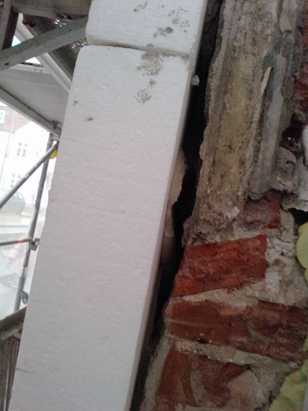 BAU.DE / BAU-Forum: 1. Bild zu Antwort "Fehlsanierung: Planung ist entscheidend – Negativbeispiel Husum" auf die Frage "Reihenendhaus sanieren: Welche Maßnahmen lohnen sich wirklich? Kosten, Dämmung & Heizung" im BAU-Forum "Modernisierung / Sanierung / Bauschäden" BAU.DE / BAU-Forum: 1. Bild zu Antwort "Fehlsanierung: Planung ist entscheidend – Negativbeispiel Husum" auf die Frage "Reihenendhaus sanieren: Welche Maßnahmen lohnen sich wirklich? Kosten, Dämmung & Heizung" im BAU-Forum "Modernisierung / Sanierung / Bauschäden"