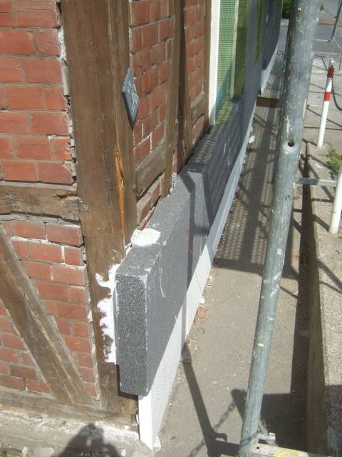 BAU.DE / BAU-Forum: 2. Bild zu Antwort "Baukultur vs. D&auml;mmbaustil: Zerst&ouml;rung des Stadtbilds?" auf die Frage "Fassade verputzen ohne D&auml;mmung: Kosten, Risiken & Alternativen f&uuml;r Altbau?" im BAU-Forum "Modernisierung / Sanierung / Bausch&auml;den"