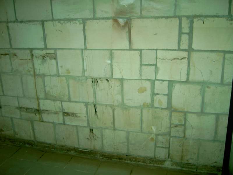 BAU.DE / BAU-Forum: 2. Bild zu Antwort "Wasserschaden: Fotos zeigen Zustand der Kellerw&auml;nde" auf die Frage "Wasserschaden im Keller: Ursachen, Folgen & Sanierungskosten nach Fallrohr-Fehler?" im BAU-Forum "Modernisierung / Sanierung / Bausch&auml;den"