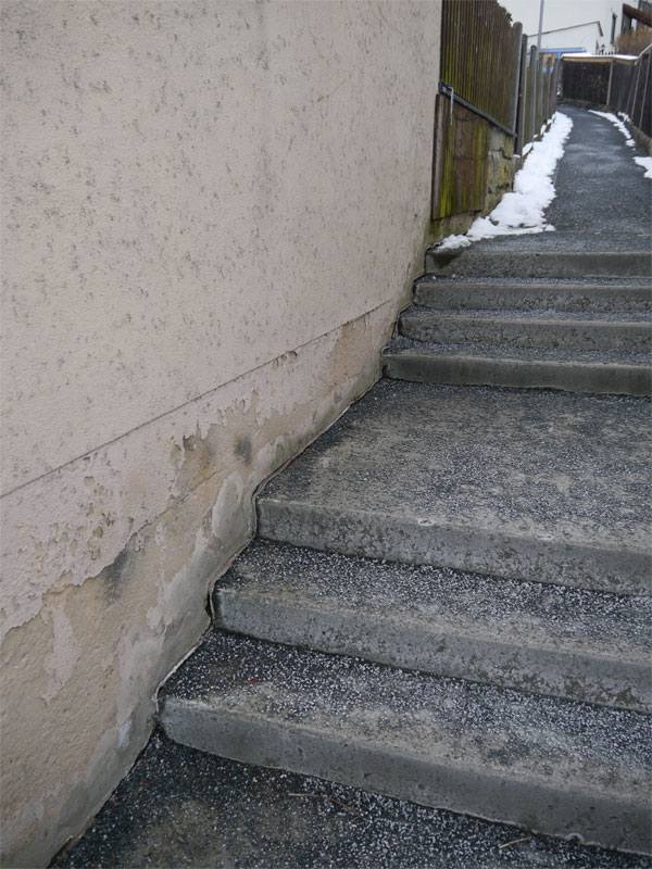 BAU.DE / BAU-Forum: 3. Bild zu Frage "Feuchte Garagenwand in Hanglage sanieren: Ursachen, Kosten & Abdichtung bei dichter Bebauung?" im BAU-Forum "Modernisierung / Sanierung / Bausch&auml;den"