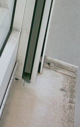 BAU.DE / BAU-Forum: 3. Bild zu Antwort "Fensterbank Au&szlig;enseite: Fotos zur Ursachenforschung Feuchtigkeit" auf die Frage "Feuchtigkeit Ecke Fensterbank: Ursachen erkennen & Sch&auml;den durch eindringendes Wasser?" im BAU-Forum "Modernisierung / Sanierung / Bausch&auml;den"