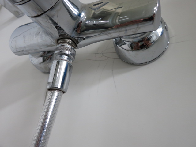 BAU.DE / BAU-Forum: 1. Bild zu Frage "Risse in Duschfliesen: Ursachen, Wassersch&auml;den & Notwendigkeit zum Austausch?" im BAU-Forum "Modernisierung / Sanierung / Bausch&auml;den"