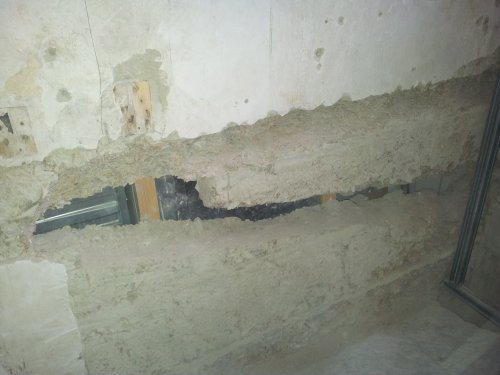 BAU.DE / BAU-Forum: 1. Bild zu Frage "Schaden in Zwischenwand zum Nachbarn im Reihenhaus: Ursachen, Risiken & Sanierung?" im BAU-Forum "Modernisierung / Sanierung / Bausch&auml;den"