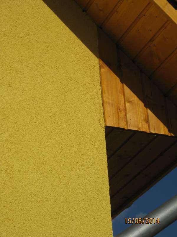BAU.DE / BAU-Forum: 2. Bild zu Frage "Risse am Kratzputz am Traufkasten: Ursachen, Sanierung & Gew&auml;hrleistung?" im BAU-Forum "Modernisierung / Sanierung / Bausch&auml;den"