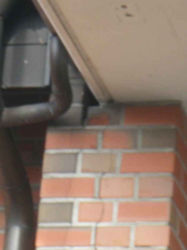 BAU.DE / BAU-Forum: 1. Bild zu Frage "Klinkerfassade Risse (Bj. 93): Ursachen, Sanierung & Kosten f&uuml;r die Reparatur?" im BAU-Forum "Modernisierung / Sanierung / Bausch&auml;den"