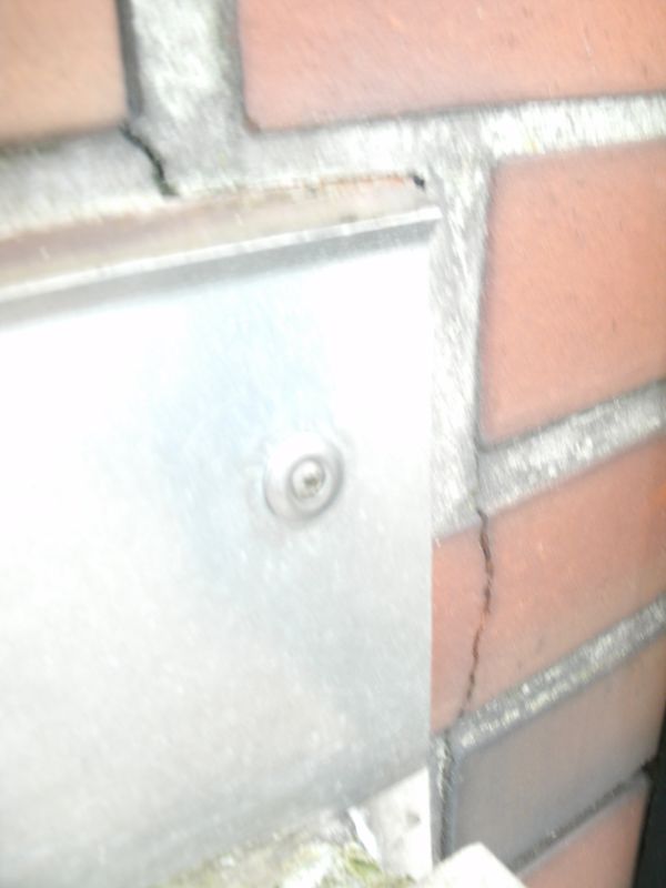 BAU.DE / BAU-Forum: 1. Bild zu Antwort "Klinkerfassade: Risse auch oberhalb des Balkons sichtbar" auf die Frage "Klinkerfassade Risse (Bj. 93): Ursachen, Sanierung & Kosten f&uuml;r die Reparatur?" im BAU-Forum "Modernisierung / Sanierung / Bausch&auml;den"