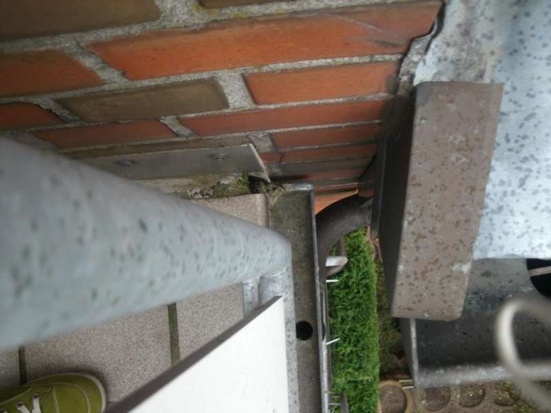 BAU.DE / BAU-Forum: 2. Bild zu Antwort "Klinkerfassade: Risse auch oberhalb des Balkons sichtbar" auf die Frage "Klinkerfassade Risse (Bj. 93): Ursachen, Sanierung & Kosten f&uuml;r die Reparatur?" im BAU-Forum "Modernisierung / Sanierung / Bausch&auml;den"