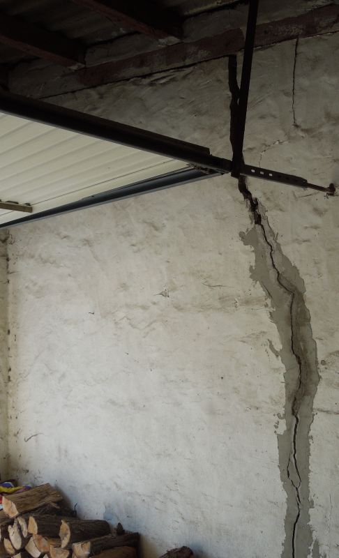 BAU.DE / BAU-Forum: 1. Bild zu Frage "Risse in Garagenwand: Standfestigkeit gef&auml;hrdet? Ursachen, Reparatur & Kosten" im BAU-Forum "Modernisierung / Sanierung / Bausch&auml;den"