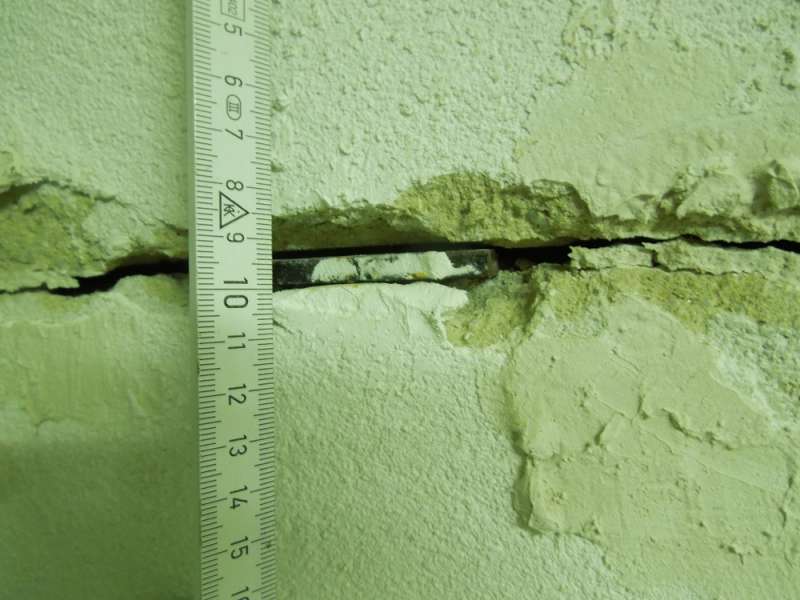 BAU.DE / BAU-Forum: 2. Bild zu Frage "Fundamentplatte gerissen: Ursachen, Risiken & Sanierungskosten f&uuml;r Kellerw&auml;nde?" im BAU-Forum "Modernisierung / Sanierung / Bausch&auml;den"