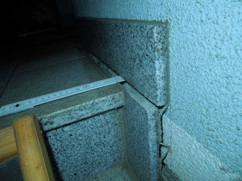 BAU.DE / BAU-Forum: 4. Bild zu Frage "Au&szlig;enstiege kippt: Ursachen, Reparatur & Fundament-Stabilisierung bei &auml;lteren Baujahren?" im BAU-Forum "Modernisierung / Sanierung / Bausch&auml;den"