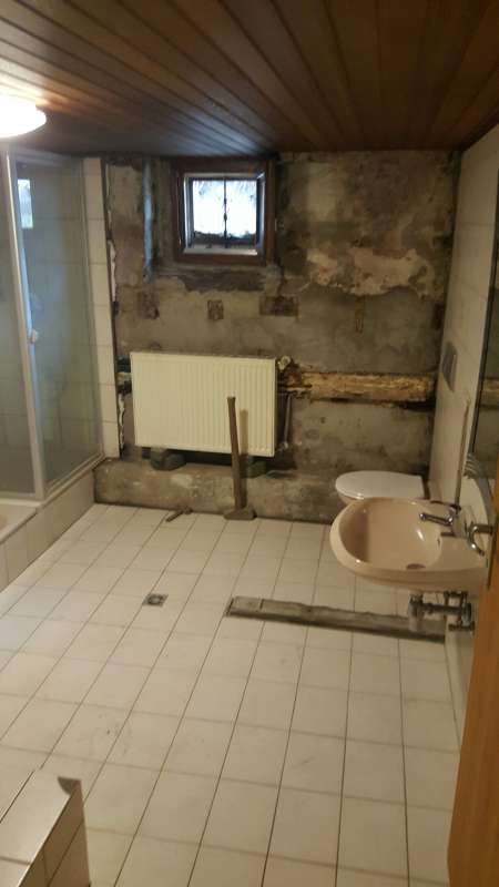 BAU.DE / BAU-Forum: 1. Bild zu Antwort "Badsanierung: Au&szlig;enwand trocken &ndash; Kondenswasser als Ursache!" auf die Frage "Feuchtigkeit im Bad nach Wasserschaden: Ursachen, Sanierung & Risiken f&uuml;r Au&szlig;enwand?" im BAU-Forum "Modernisierung / Sanierung / Bausch&auml;den"