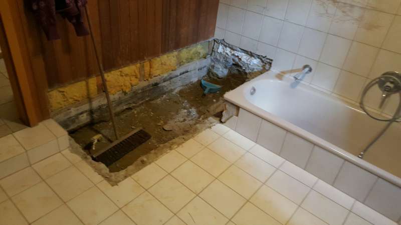 BAU.DE / BAU-Forum: 3. Bild zu Antwort "Badsanierung: Au&szlig;enwand trocken &ndash; Kondenswasser als Ursache!" auf die Frage "Feuchtigkeit im Bad nach Wasserschaden: Ursachen, Sanierung & Risiken f&uuml;r Au&szlig;enwand?" im BAU-Forum "Modernisierung / Sanierung / Bausch&auml;den"