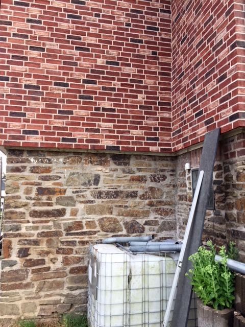 BAU.DE / BAU-Forum: 2. Bild zu Antwort "Ich nochmal :-)" auf die Frage "Natursteinsockel verputzen: Anleitung, Material & Vorbereitung f&uuml;r optimalen Halt?" im BAU-Forum "Modernisierung / Sanierung / Bausch&auml;den"