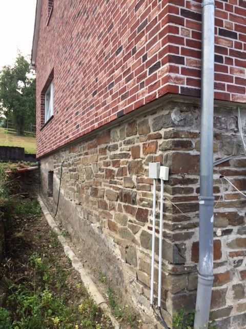 BAU.DE / BAU-Forum: 3. Bild zu Antwort "Ich nochmal :-)" auf die Frage "Natursteinsockel verputzen: Anleitung, Material & Vorbereitung f&uuml;r optimalen Halt?" im BAU-Forum "Modernisierung / Sanierung / Bausch&auml;den"