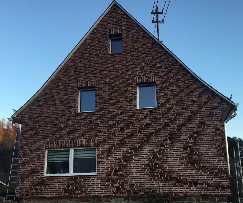 BAU.DE / BAU-Forum: 1. Bild zu Frage "Klinkerriemchen Fugenfarbe ungleichm&auml;&szlig;ig: Ursachen, L&ouml;sungen & Fachmann-Tipps" im BAU-Forum "Modernisierung / Sanierung / Bausch&auml;den"
