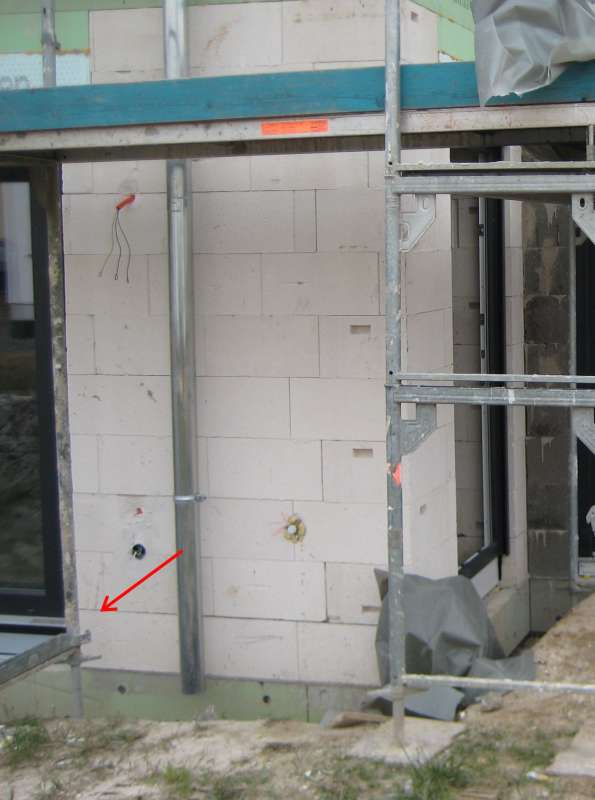 BAU.DE / BAU-Forum: 1. Bild zu Antwort "Fotos zur Ursachenforschung: Ausbl&uuml;hungen im Eckbereich" auf die Frage "Ausbl&uuml;hungen Innenwand nach Wasserschaden: Ursachen, Gefahren & Sanierung?" im BAU-Forum "Modernisierung / Sanierung / Bausch&auml;den"