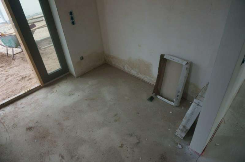 BAU.DE / BAU-Forum: 1. Bild zu Frage "Feuchtigkeit im Neubau: Ursachen, Folgen & Sanierung von Sockelbereich?" im BAU-Forum "Modernisierung / Sanierung / Bausch&auml;den"